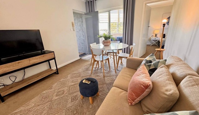 Windsor Prahran Sunny Spacious 1 Bed with Sunroom in Windsor