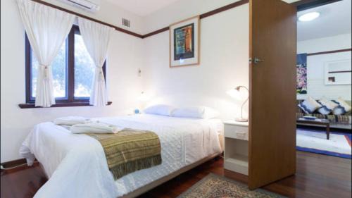 B4 Crawley Apartment 1 BRM & Sleepout near UWA in Perth