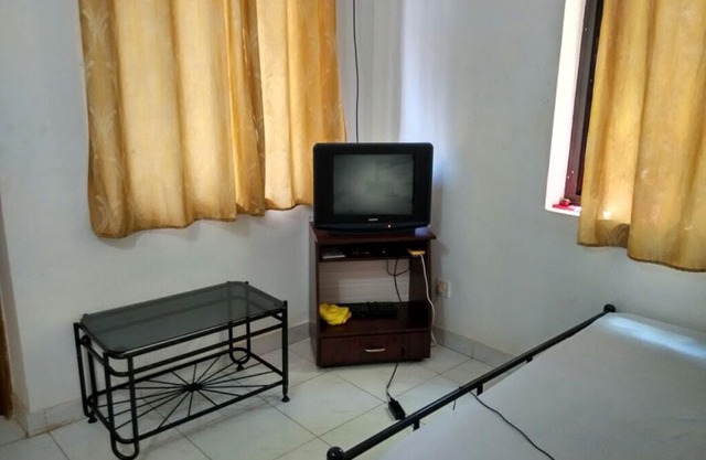 Goa, Siolim, spacious 2 bedroom Apartment, front + rear balconies
