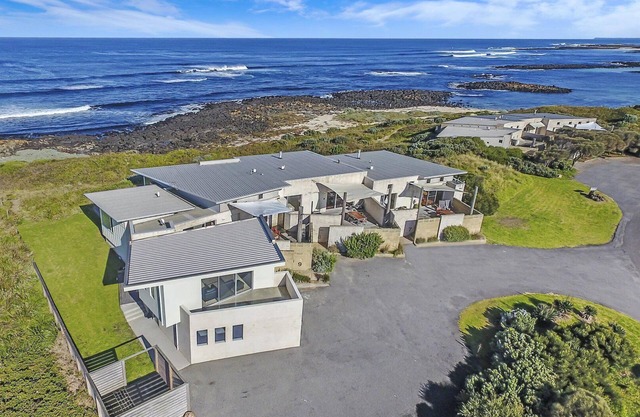Hearns Beachside Villa 8 in Port Fairy
