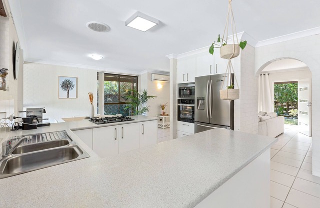 Mudjimba Beach House, sleeps 6, pet friendly in Mudjimba
