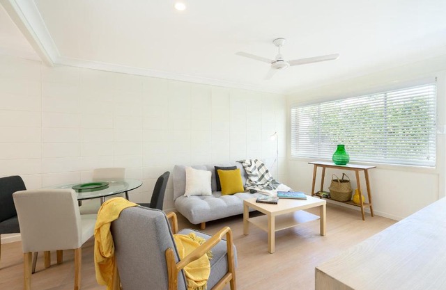 Spacious and Bright Apartment Minutes to the Beach in Gold Coast
