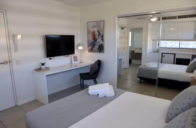 Spacious Studio Apt opp Hospital in Kawana Waters