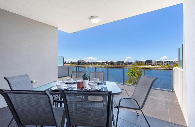 Waterfront Retreat Lake Birtinya in Kawana Waters