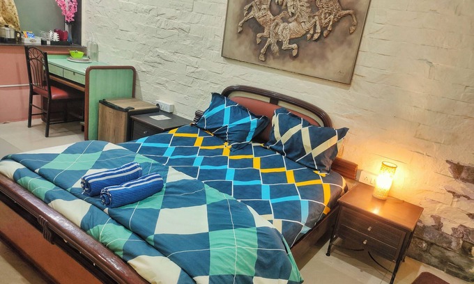 Juhu House | Cozy Ivory Room in Juhu, Mumbai.