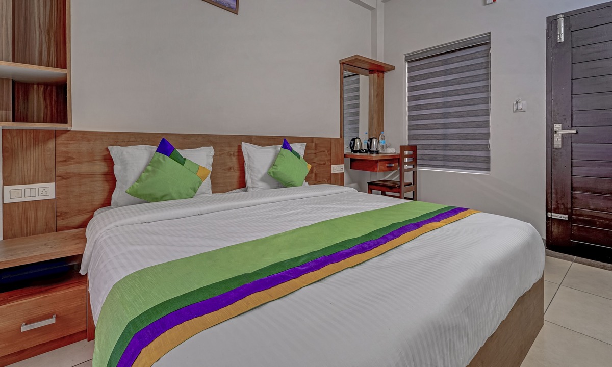 Civil Station Hotel | Treebo Regalia Inn Wayanad With Swimming Pool