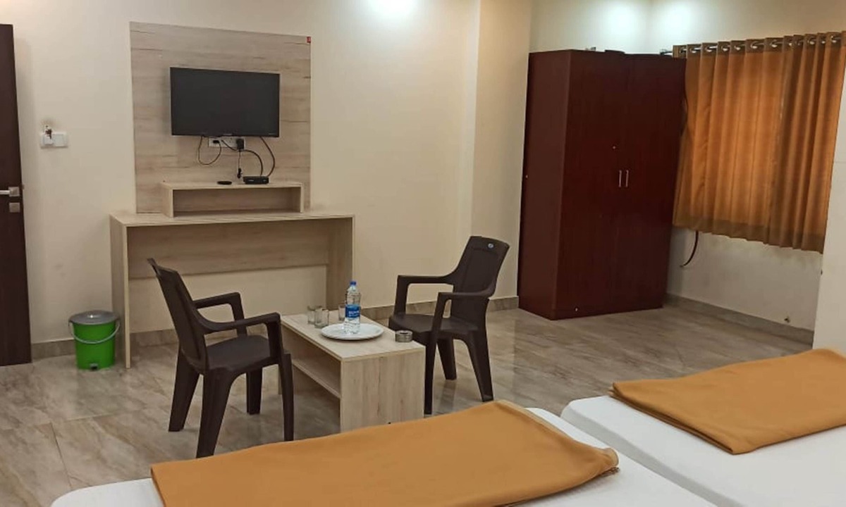 Mandya Hotel | iROOMZ Suchira Lodge