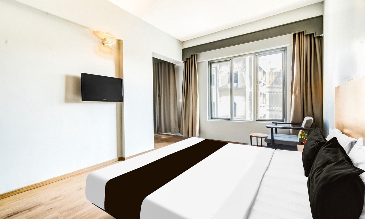 Lakdi Ka Pul House | Deluxe Super Townhouse Lakdikapul