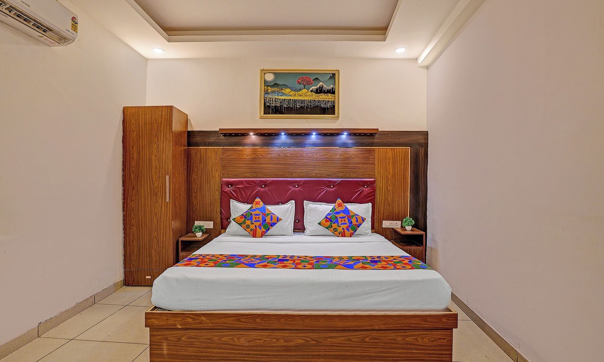 Sector 62 Hotel | Fabhotel Satya