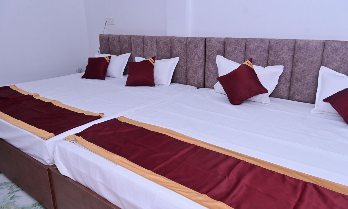 Misrikh Hotel | HOTEL NEELKANTH PALACE