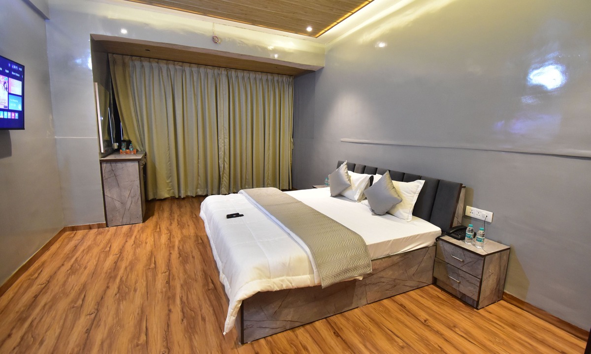 Khar Hotel | Hotel Evergreen