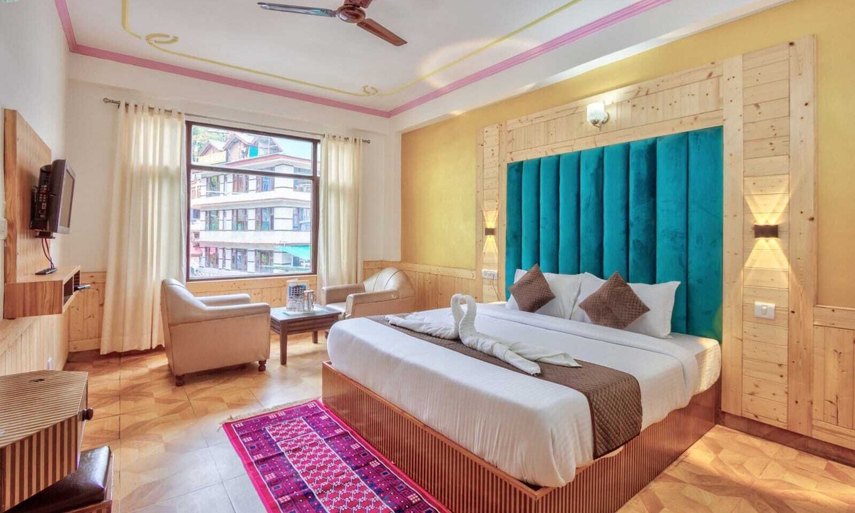 New Manali Hotel | Hotel Day Night
