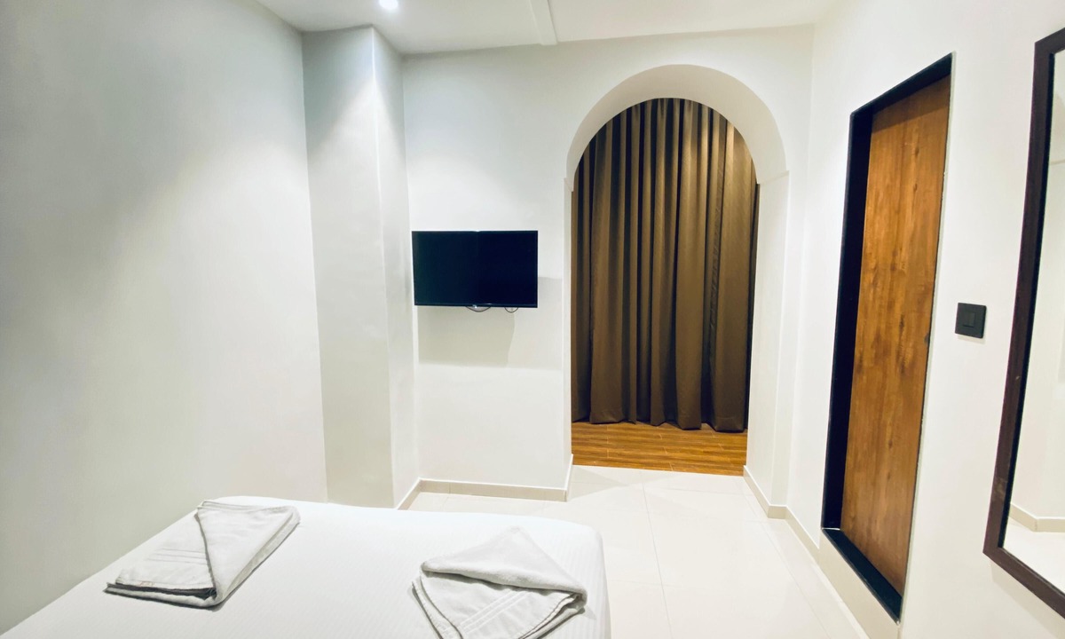 Wellington Pier Hotel | Palm Breeze Hotel - Colaba
