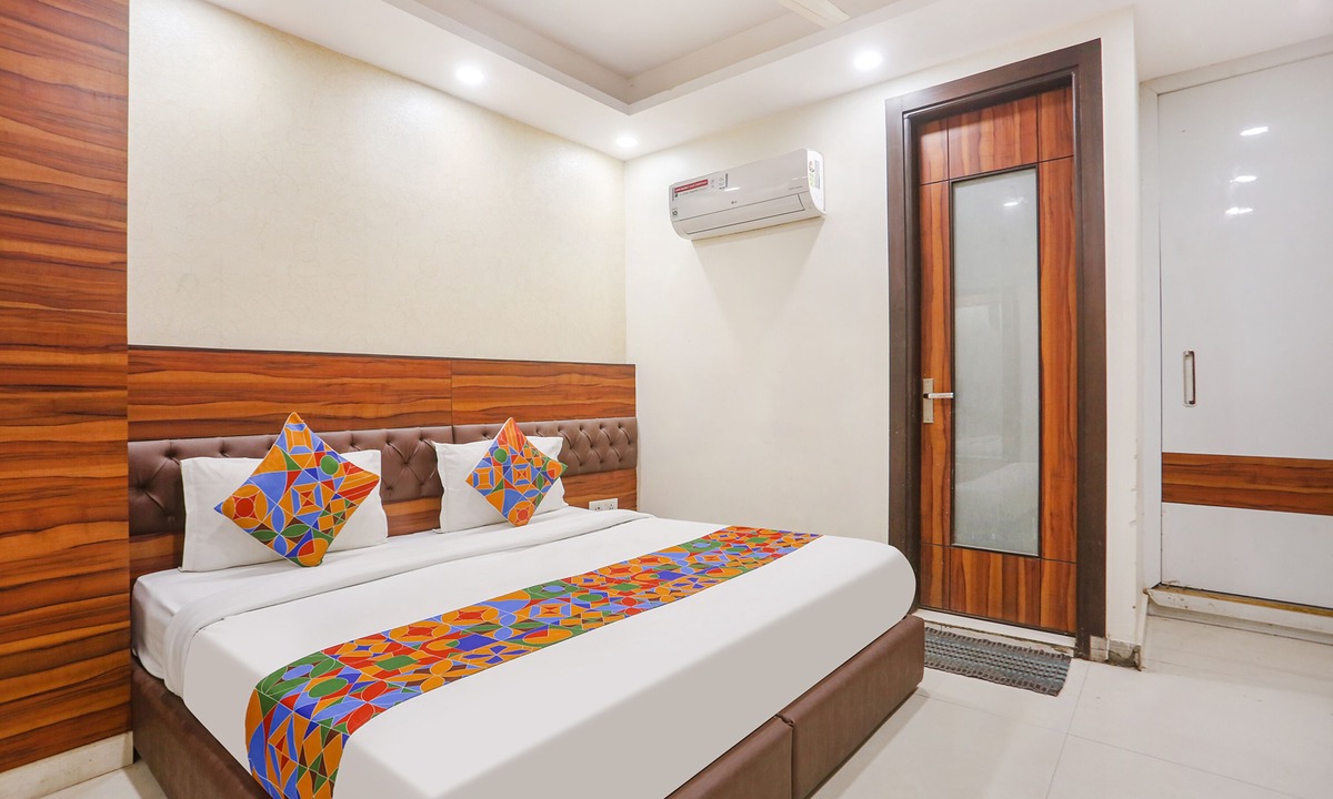 Janakpuri Hotel | Fabhotel Gold Inn