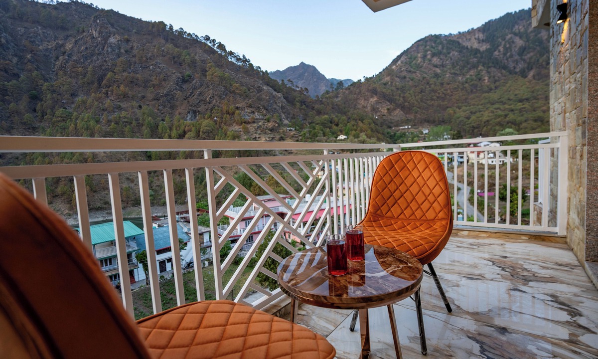 Nainital Hotel | Golden Oak by The Lake Hill