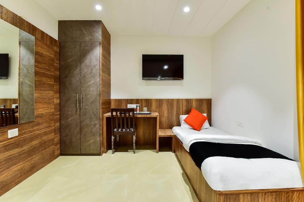 Uchiyarda Hotel | OYO Capital O Maurya Inn