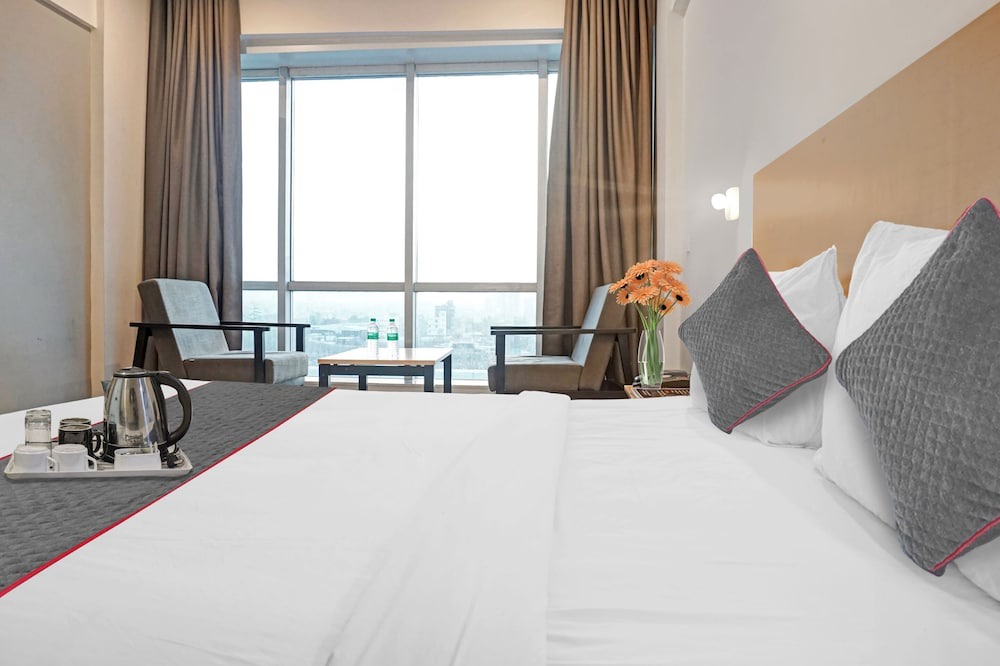 Tathawade Hotel | Super OYO Townhouse 100 Somani TC