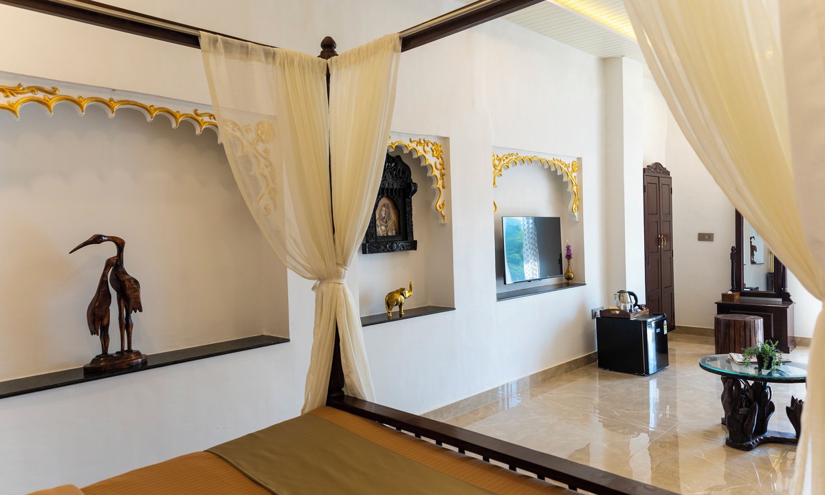 Lake Swaroop Sagar Hotel | Natural Lake View Hotel