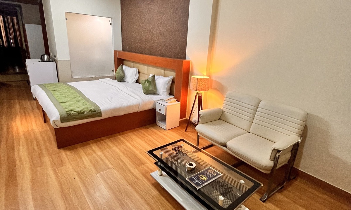 Sector 39 Hotel | Oyster Pearl Near Medanta Hospital Sec39
