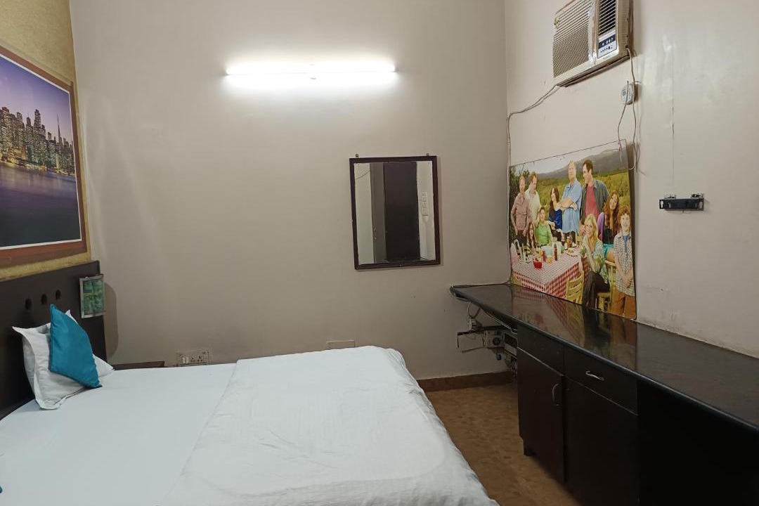 Delhi House | Yash Guest House - Walk in Nizamuddin Railway Station