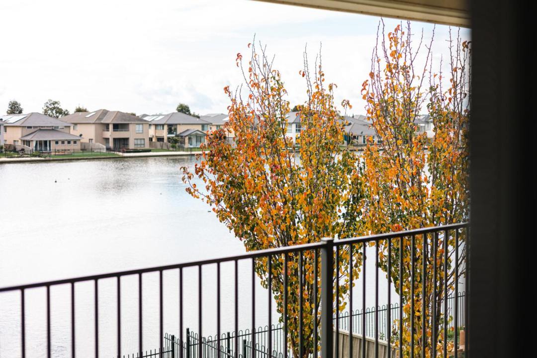 Sanctuary Lakes House | Waterfront Grand Villa for Big Group