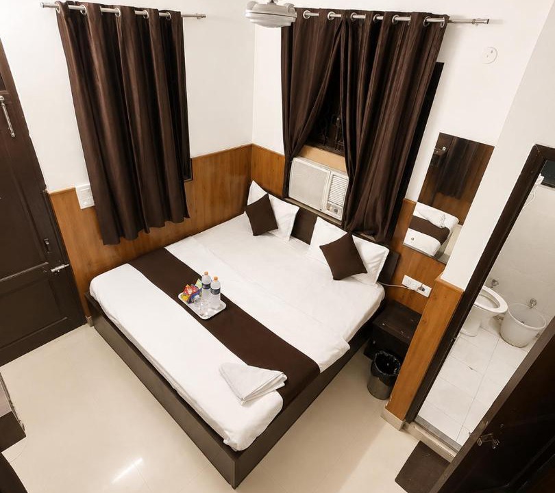 Azadpur House | Shri Sai Guest House - Opp Azadpur Main Mandi I Couple Friendly I Metro Access