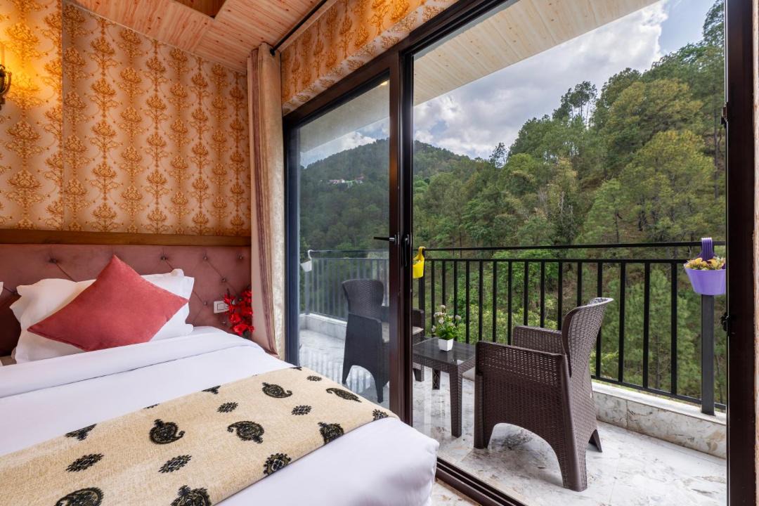 Kasauli Hotel | A Mountains Suffer Hotel Kasauli Near Kasauli Hills Resort by Splendid Retreat Hotels - Family Groups - Balcony - Parking - Mountain View - River View - Forest Treks - Vacation - Memories