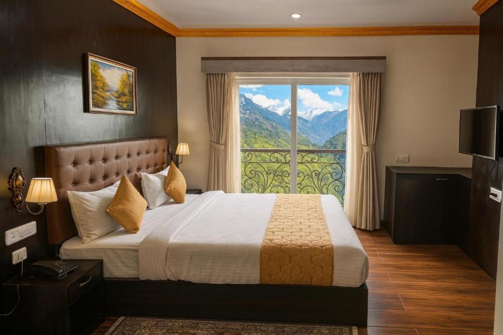 Gangtok Hotel | Hotel Yeasel continental by Staynest 100 meter from Ridge Park