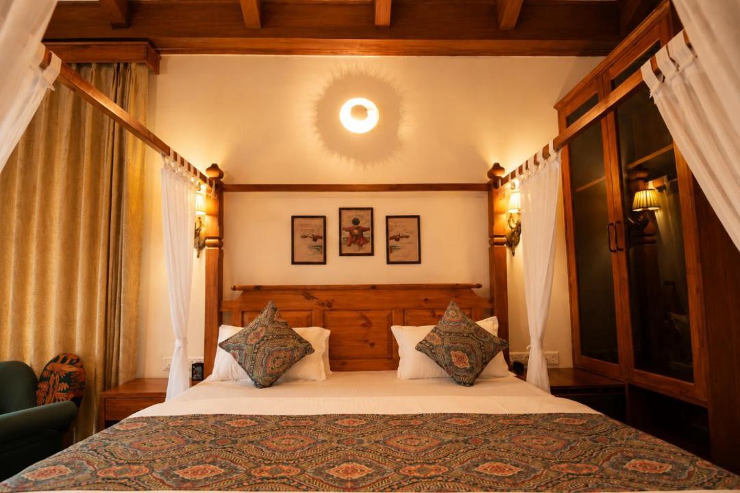 Naukuchiyatal Hotel | The Lake Heritage - Luxury & Lake View