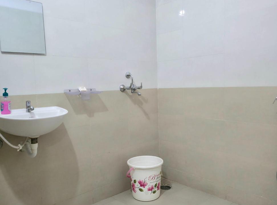 Madhapur Apartment | Fully Furnished Mee Homes 2BHK Family Stay with Kitchen & Balcony