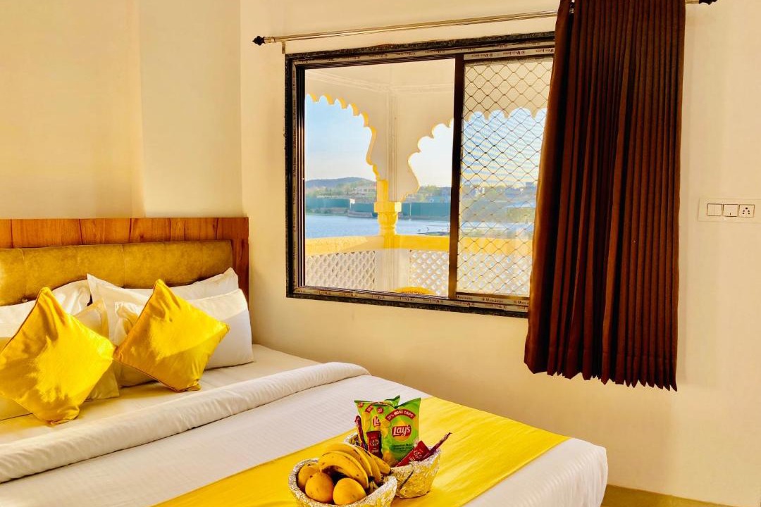 Lake Swaroop Sagar Hotel | Hotel Vallabhgarh at Pichola Lake Nathi Ghat Brahmpole Udaipur