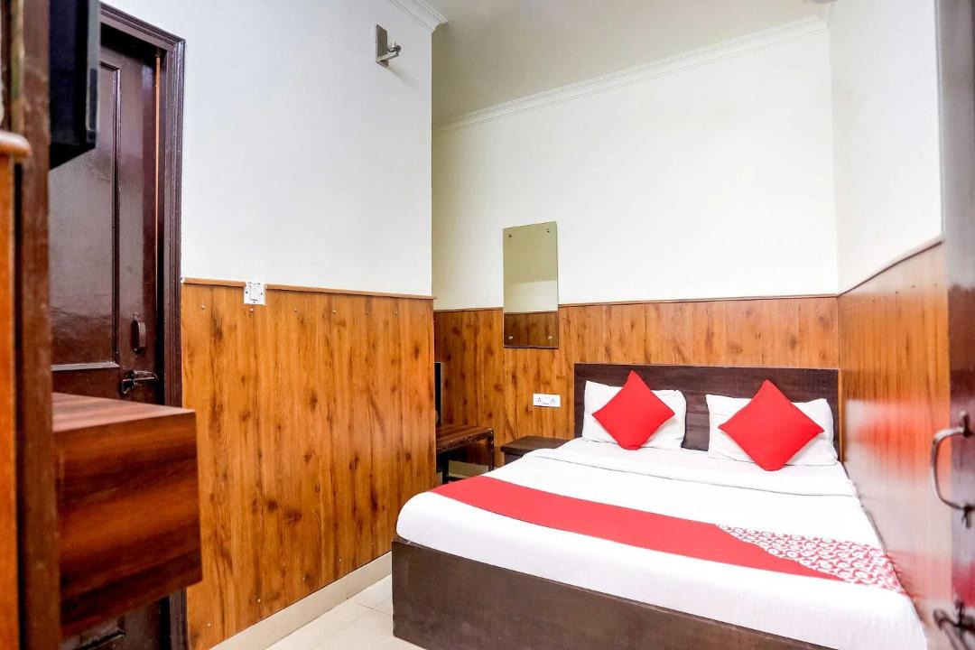 Azadpur Hotel | Hotel O Shri Sai Guest House