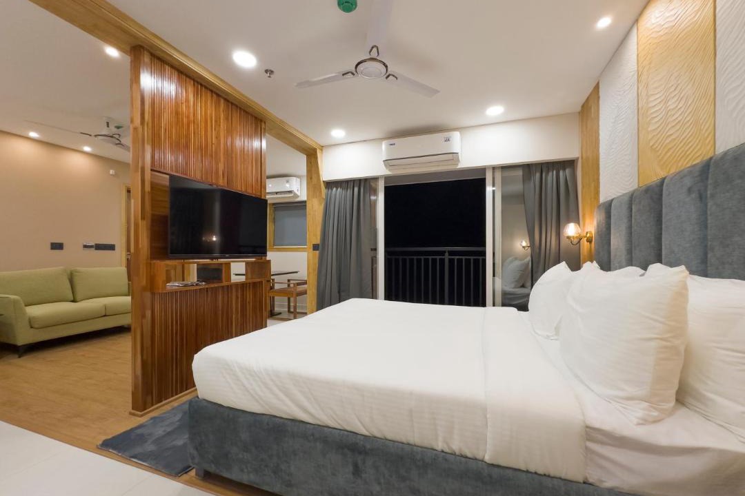 Kuppaayil Hotel | 7 Apple Hotel-Walkable distance to Guruvayoor temple