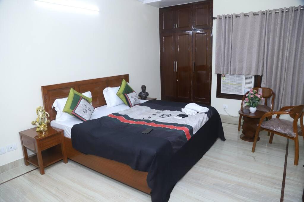 Sarita Vihar Apartment | Fortune Home Service Apartment 3Bhk,B-57 Near Apollo Hospital