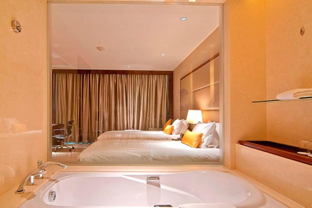 Maradu Hotel | Crowne Plaza Kochi by IHG