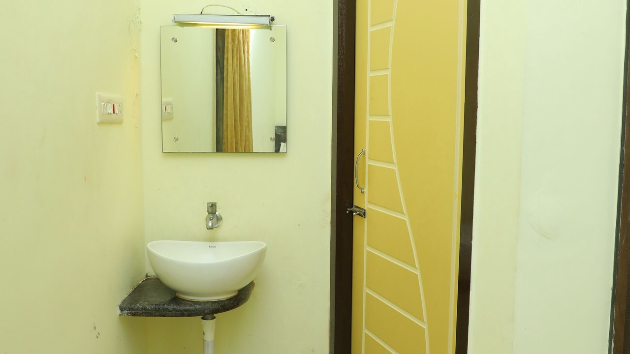 Photo of Bedroom in Ganapathichettikulam