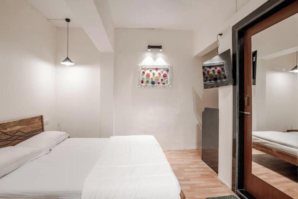 Photo of Bedroom in Pali Hill