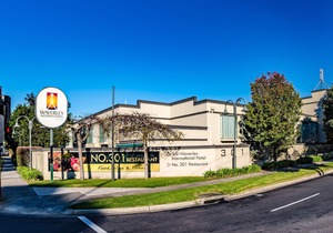 The Waverley International Hotel in Glen Waverley
