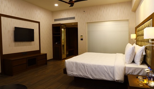 Deluxe Room, 1 Queen Bed, Pool View