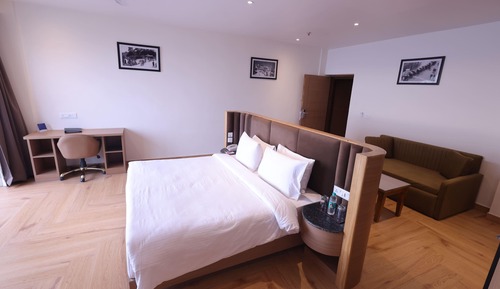 1 Queen Bed, Valley View Suite, Non-Smoking