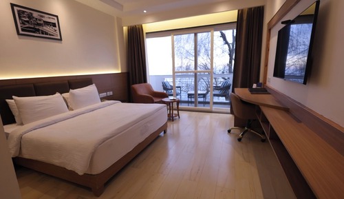 Superior Room, 1 Queen Bed, Non Smoking, Valley View