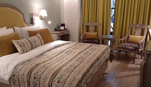 1 Queen Bed Standard Room, No View, Non-Smoking