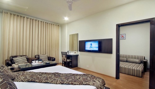 Suite, 1 King Bed, Non Smoking, Refrigerator