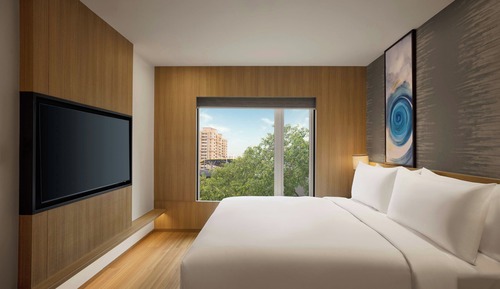 Suite, 1 King Bed, City View