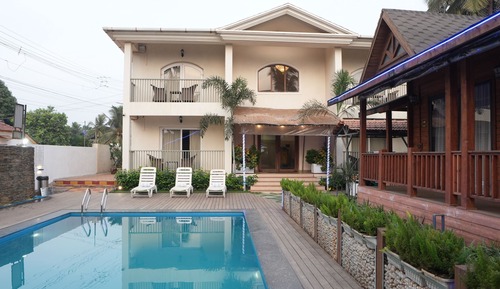 Deluxe Pool View Room