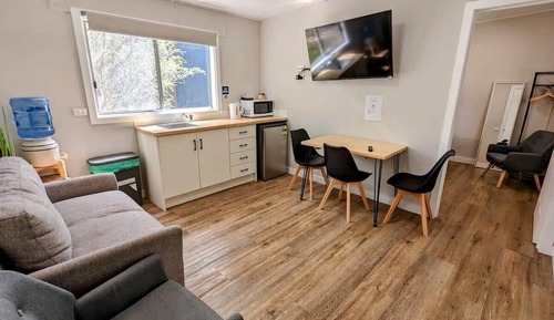2 Bedroom Cabin with Shared Bathroom