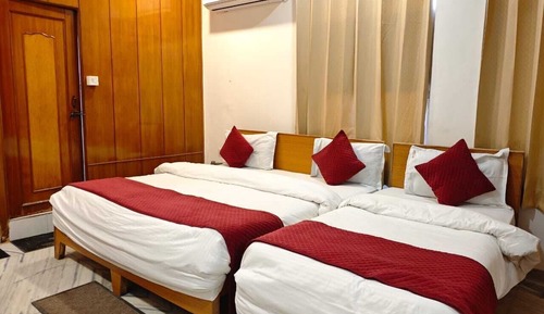 Family Triple Bed AC Room Double Bathroom