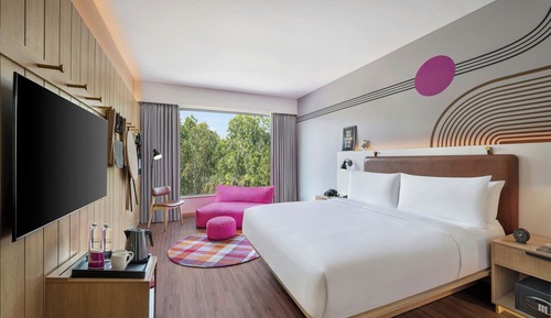 Executive Room, 1 Queen Bed, Pool View