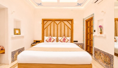 Lake View Maharaja Suite with Private Terrace