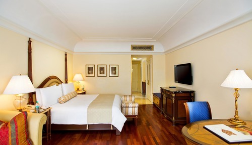 Club Room, 1 King Bed (Royal)